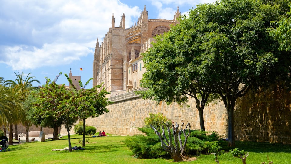 Parc de La Mar featuring a park and heritage architecture