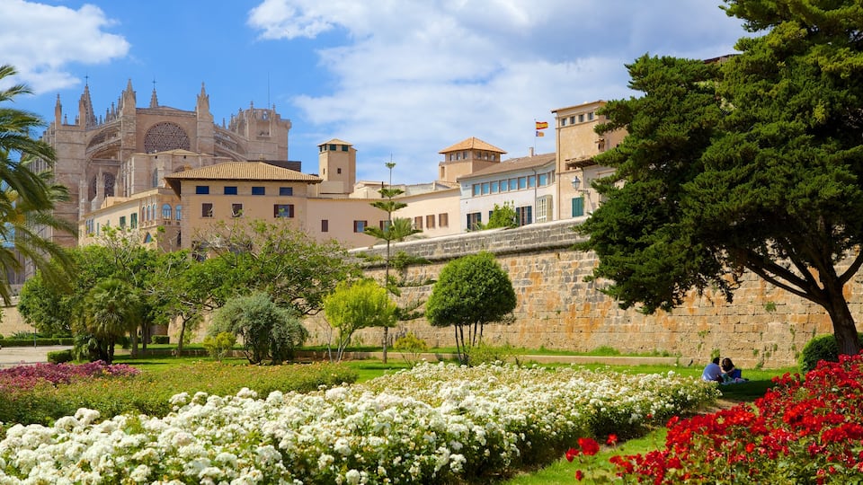 Parc de La Mar which includes a garden, flowers and heritage architecture