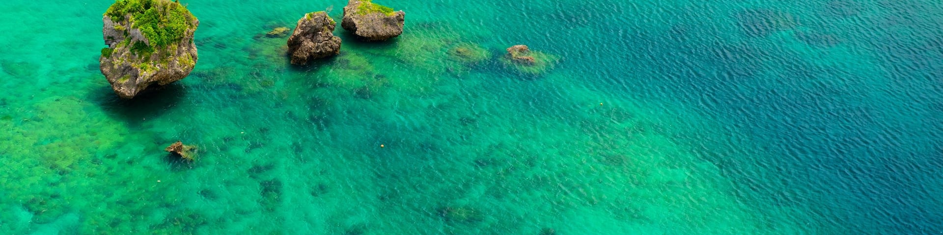 Okinawa mit einem farbenfrohe Riffe