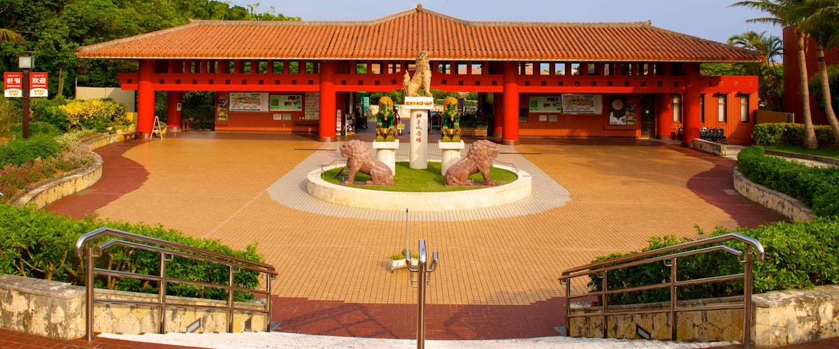 Okinawa World som visar historisk arkitektur och ett torg