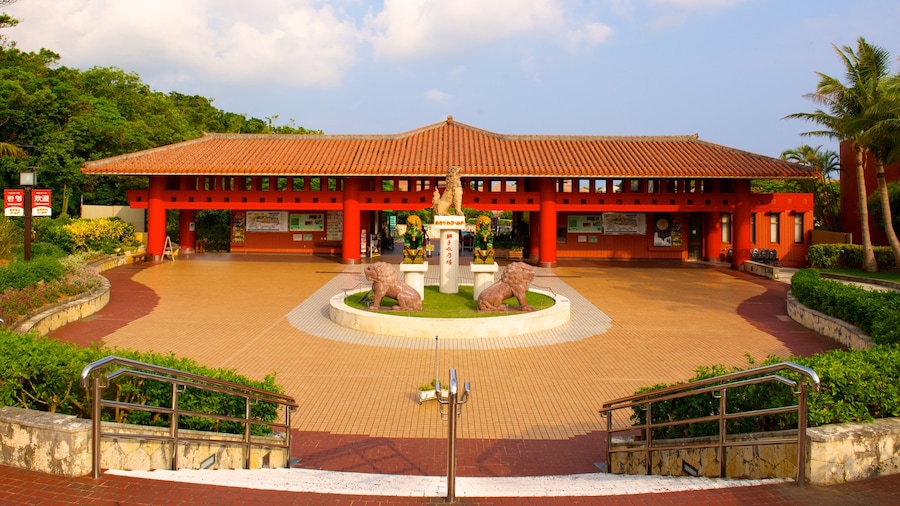 Okinawa World que incluye arquitectura patrimonial y una plaza