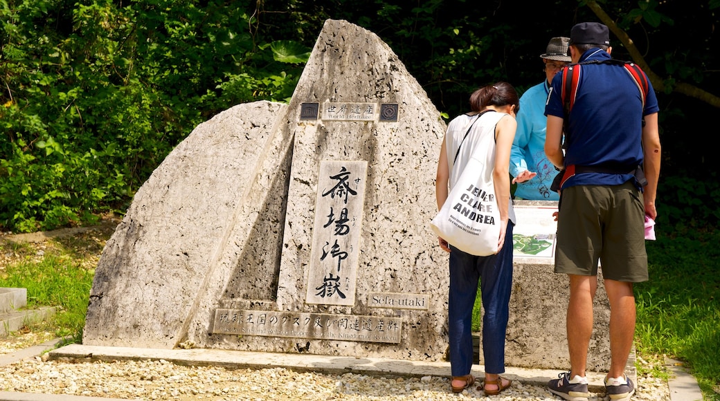 Sefa Utaki-templet som inkluderar ett monument