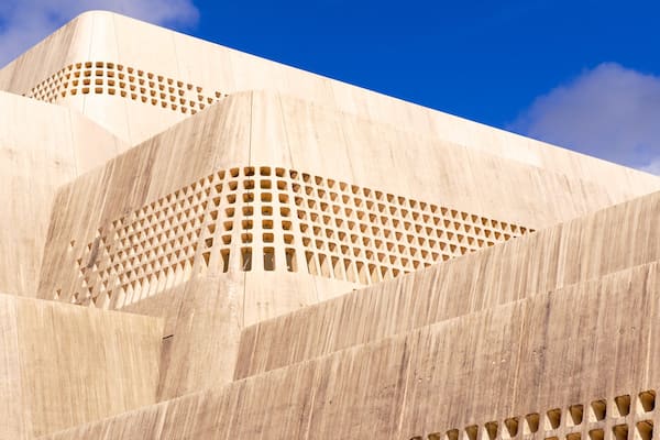 Okinawa Prefectural Museum and Art Museum welches beinhaltet moderne Architektur