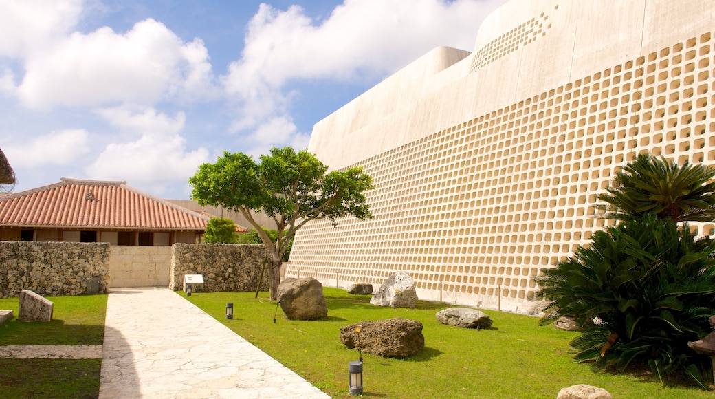 Okinawas prefektur- och konstmuseum som inkluderar en park