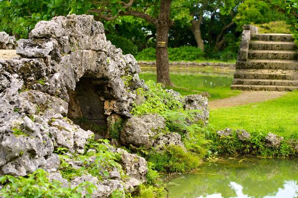 Shikinaen Garden showing a bridge, a pond and a garden