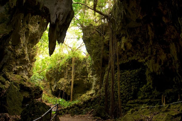Okinawa montrant grottes