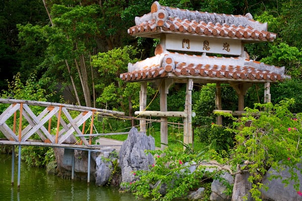 Ryukyu Mura welches beinhaltet historische Architektur