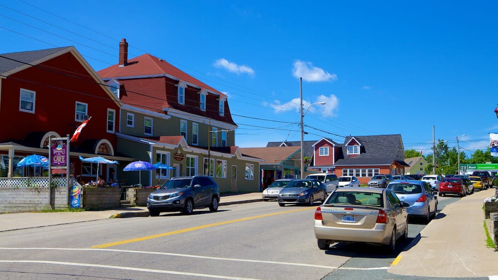 Baddeck showing a small town or village and street scenes