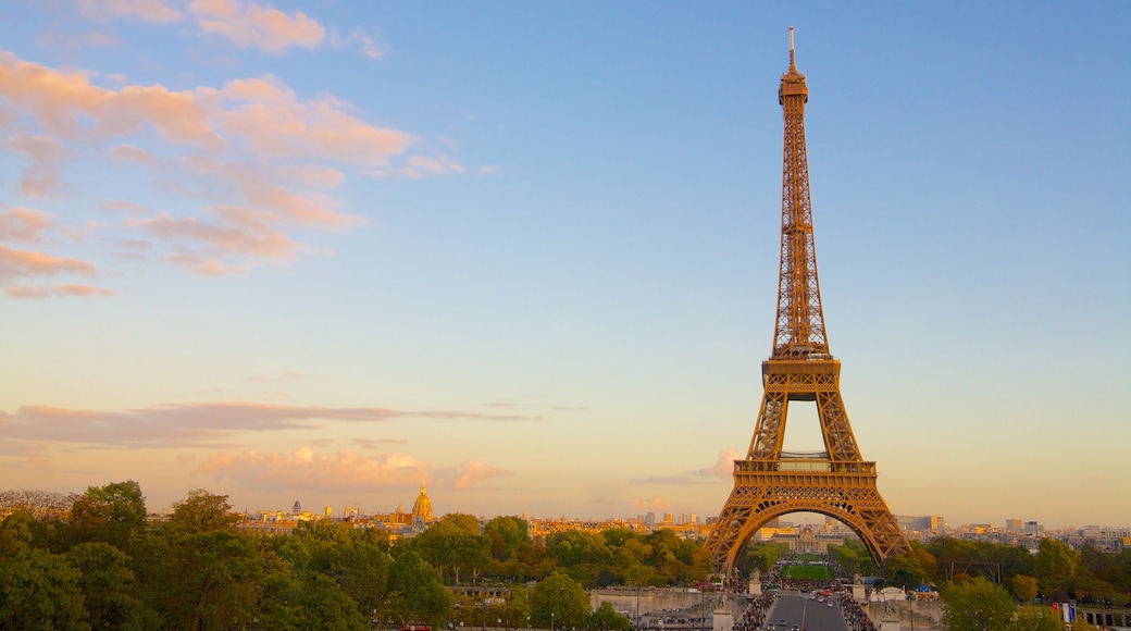 Torre Eiffel que incluye arquitectura patrimonial, un monumento y un atardecer