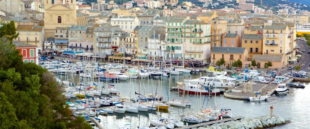Bastia qui includes marina et ville cĂŽtiĂšre