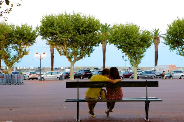Place Saint-Nicolas aussi bien que couple