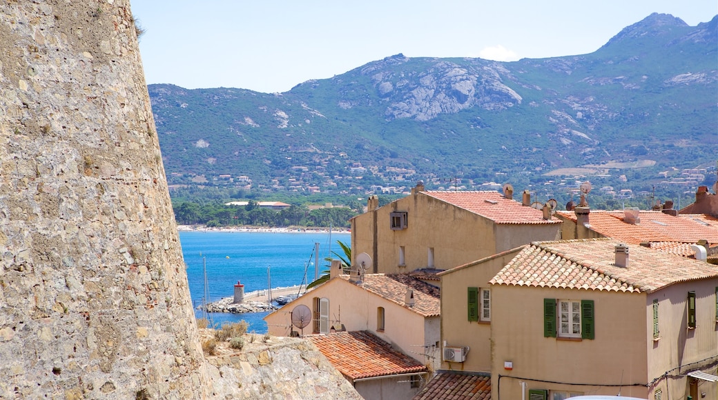 Calvi som visar ett hus och historisk arkitektur