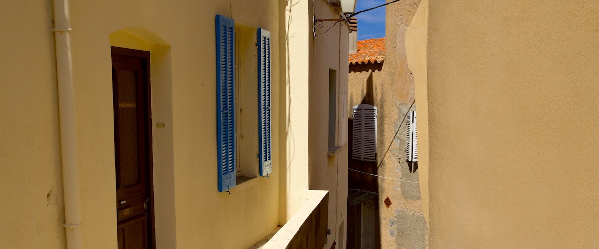 Calvi ofreciendo una casa