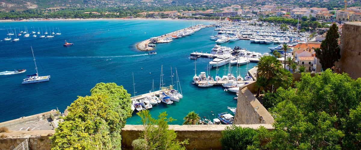 Chapelle de Notre Dame de la Serra montrant marina et ville côtière