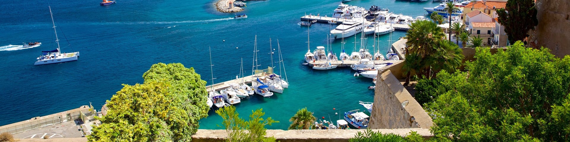 Chapelle de Notre Dame de la Serra mit einem Küstenort und Marina