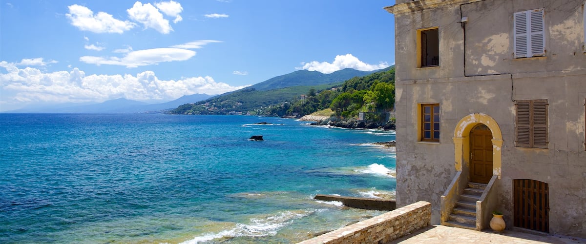 Brando ofreciendo vistas generales de la costa, una casa y patrimonio de arquitectura