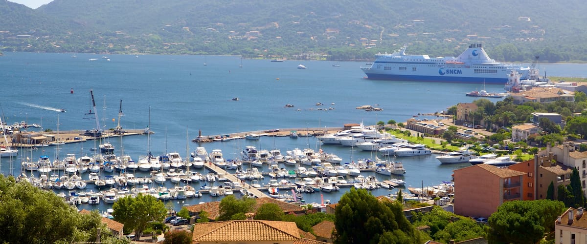 Porto-Vecchio joka esittää venesatama ja rannikkokaupunki