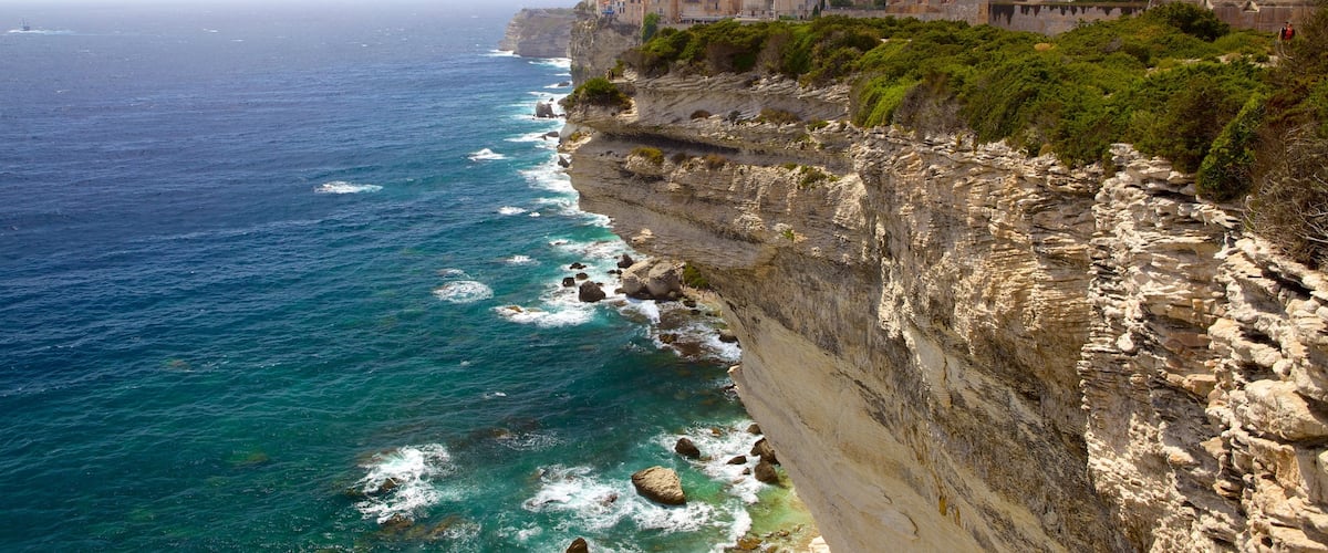 Bonifacio เนื้อเรื่องที่ เมืองชายฝั่ง และ ชายฝั่งหิน