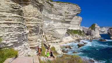 Bonifacio montrant rochers au bord de la mer et randonnée ou marche