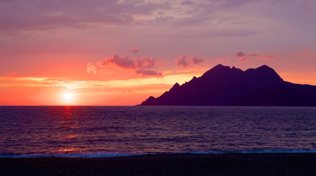 ポルト ビーチ フィーチャー 海岸線の眺め と 夕焼け