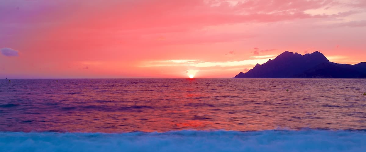 Porto Beach das einen Sonnenuntergang und allgemeine Küstenansicht