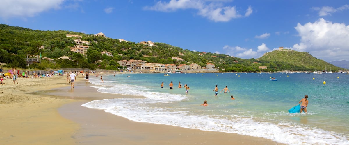 Belvedere-Campomoro ofreciendo natación y una playa de arena
