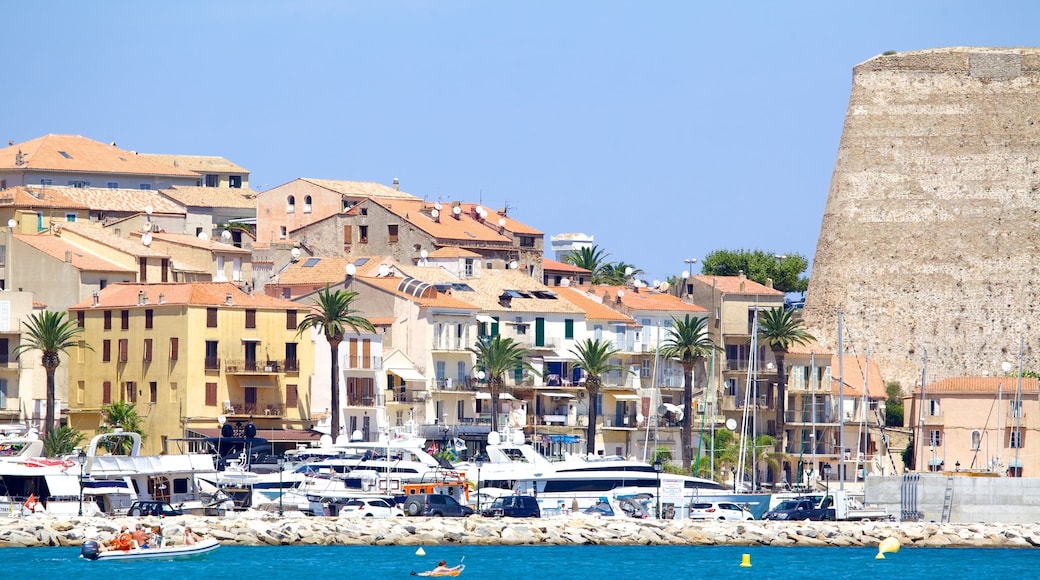 Playa de Calvi mostrando una ciudad costera