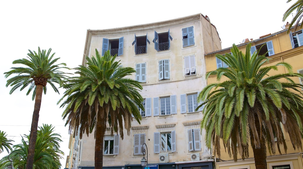 Place Foch das einen historische Architektur und Haus