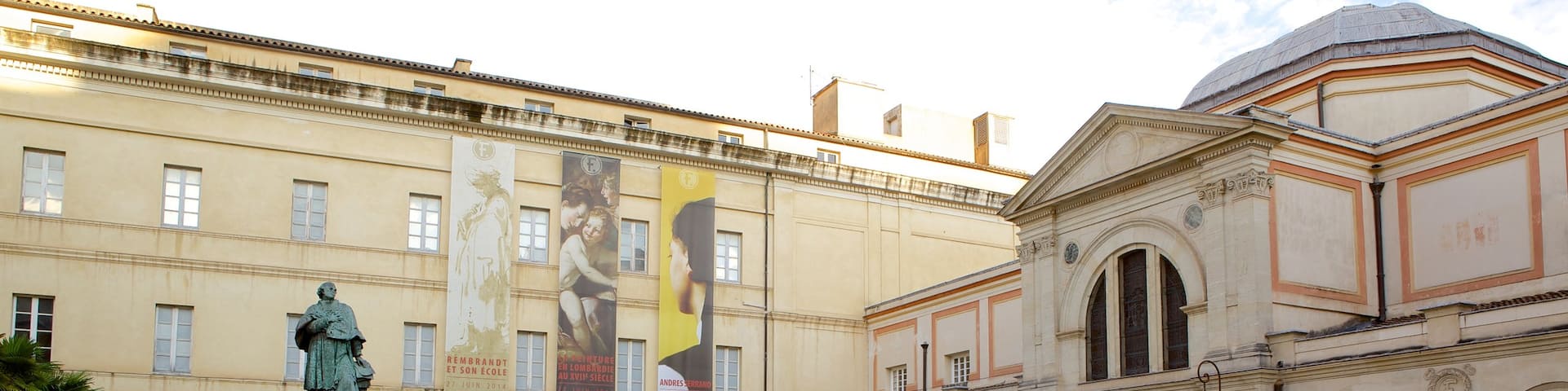 Musee Fesch showing a square or plaza