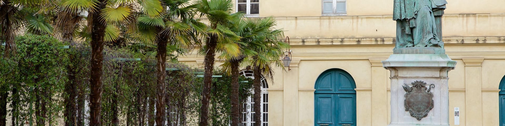 Musée Fesch mit einem Platz oder Plaza und Statue oder Skulptur
