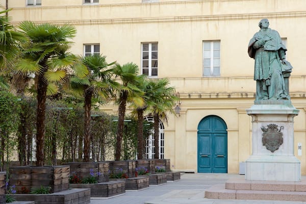 Musée Fesch montrant square ou place et statue ou sculpture