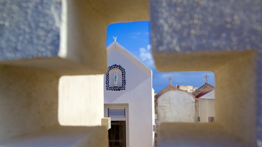 Cimetiere Marin , Bonifacio, Francia ofreciendo un cementerio