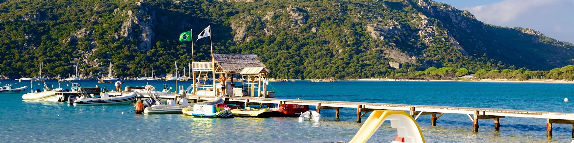 Plage de Santa Giulia mettant en vedette baie ou port et vues littorales