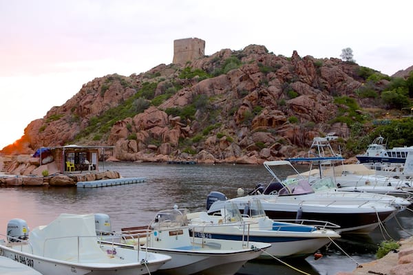 Tour Génoise montrant coucher de soleil, baie ou port et côte escarpée