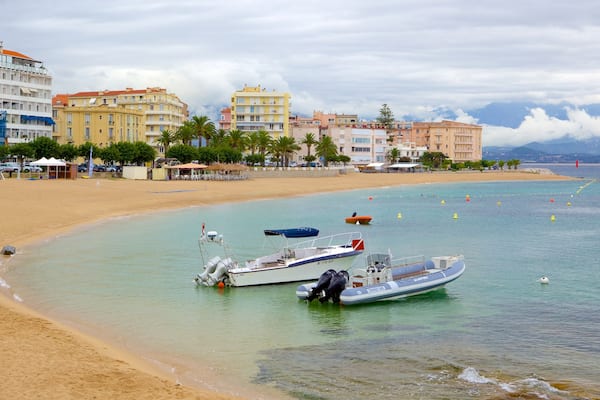 Plage Trottel das einen Küstenort und Strand