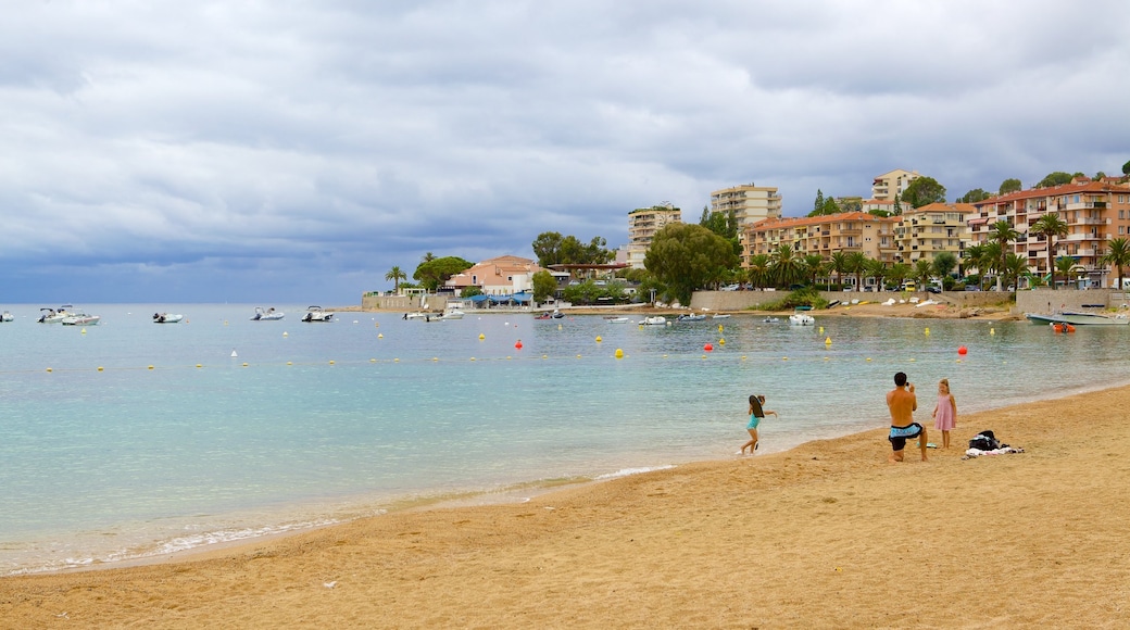 Spiaggia di Trottel mostrando spiaggia sabbiosa e località costiera