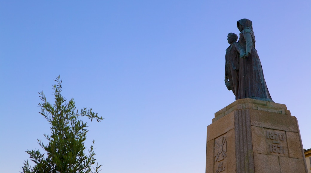 Place Saint-Nicolas qui includes statue ou sculpture