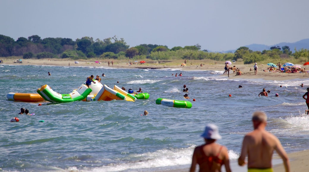 Strand von L\'Arinella mit einem Schwimmen