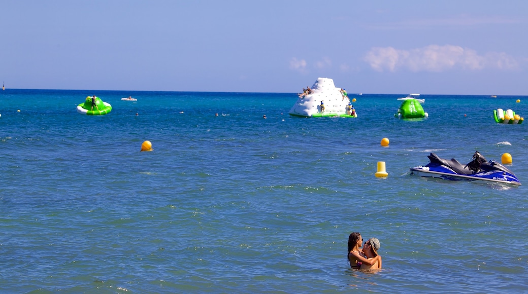 Strand von L\'Arinella das einen Schwimmen sowie Paar