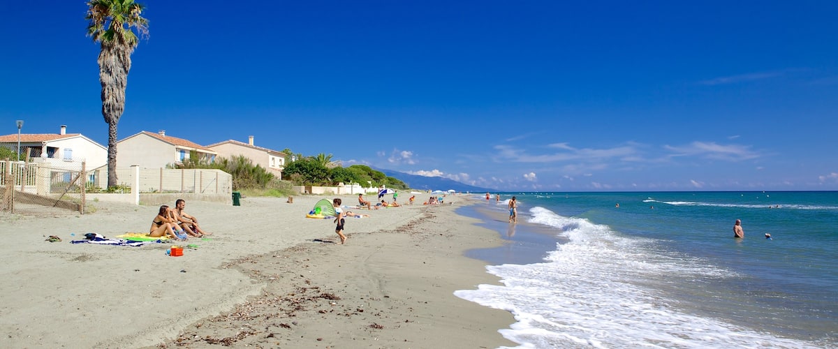 Strand van La Marana bevat algemene kustgezichten en een strand