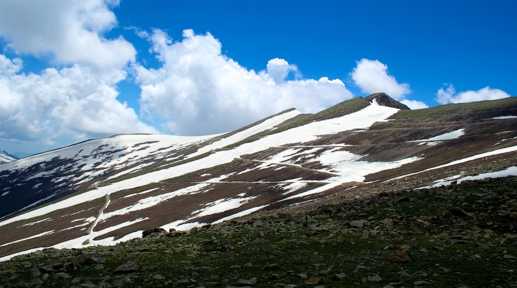Gulmarg which includes mountains and snow