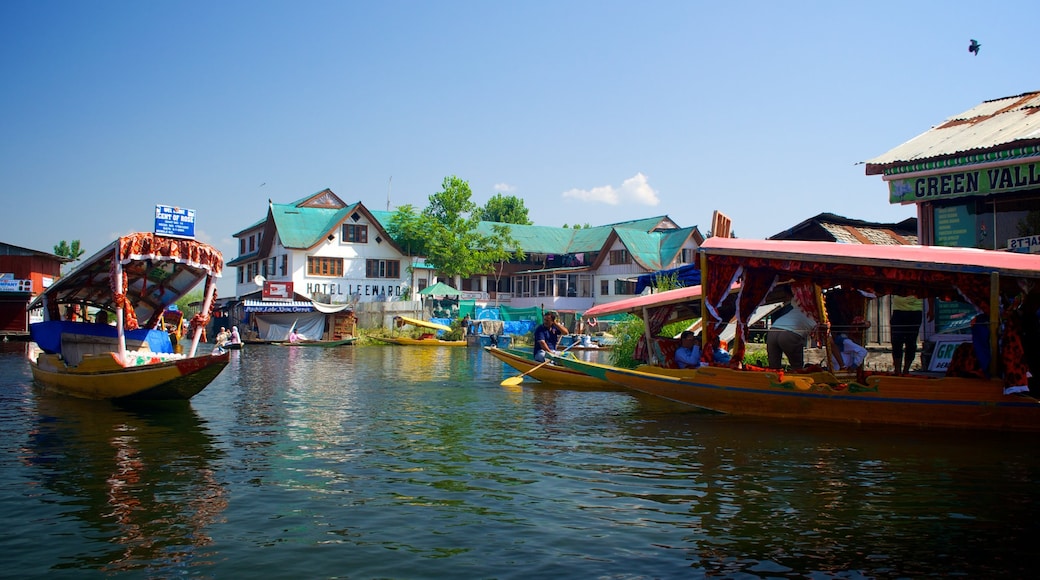 Srinagar che include fiume o ruscello