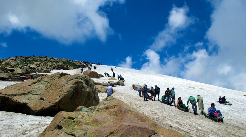 Gulmarg ซึ่งรวมถึง ภูเขา, หิมะ และ สโนว์ทูบบิ้ง