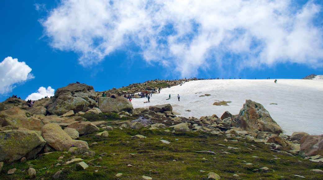 Gulmarg featuring mountains and snow