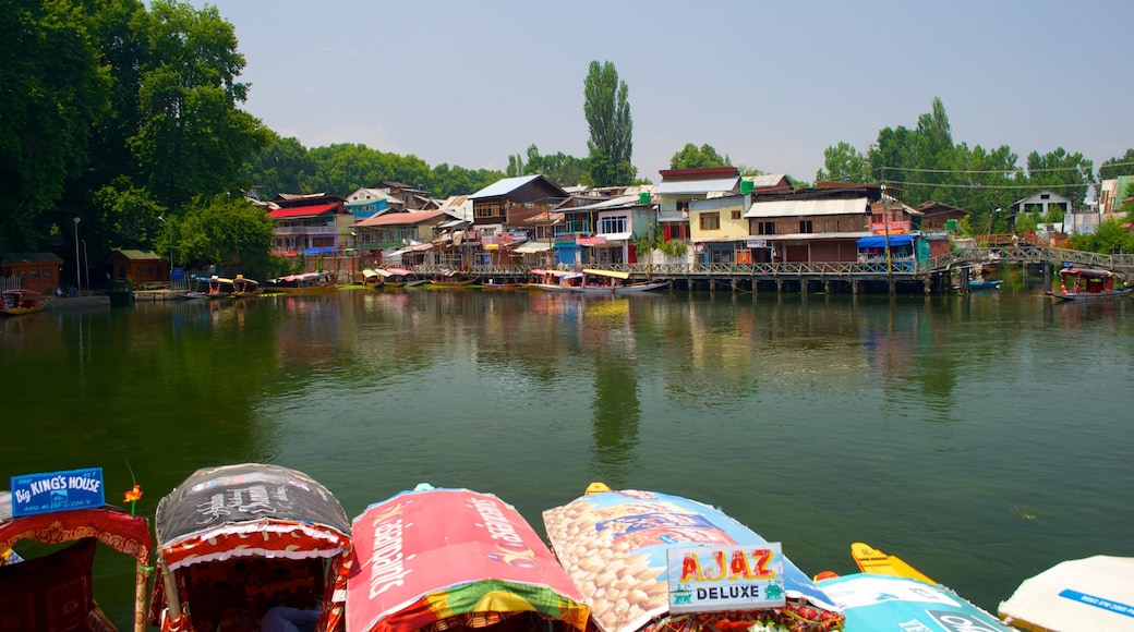 Srinagar montrant lac ou étang et maison