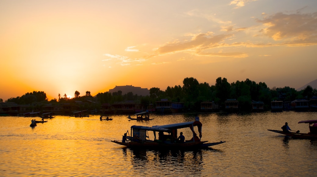 Srinagar mostrando paseos en lancha, un lago o abrevadero y una puesta de sol