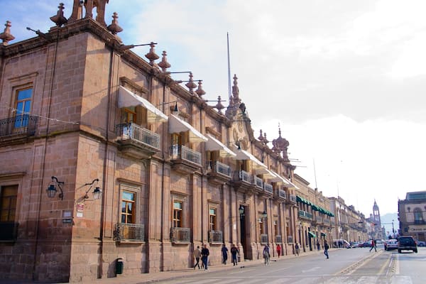 Palacio Nacional mettant en vedette bĂątiment public, patrimoine architectural et scĂšnes de rue