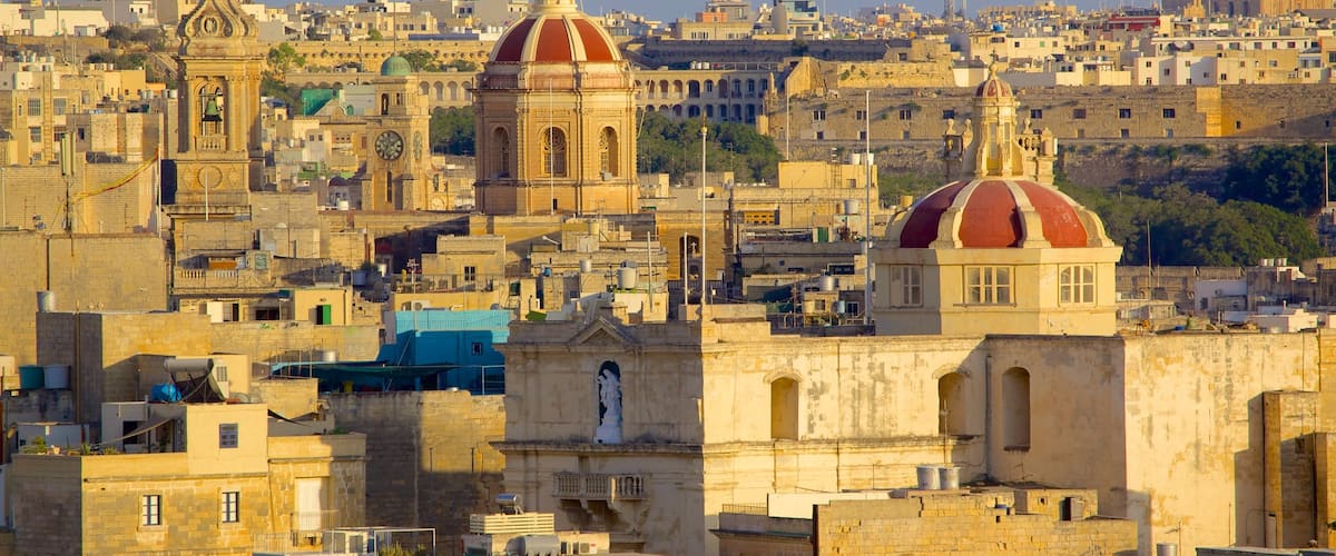 La Valeta ofreciendo una ciudad, patrimonio de arquitectura y una puesta de sol