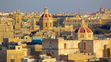 La Valletta mostrando città, architettura d\'epoca e tramonto