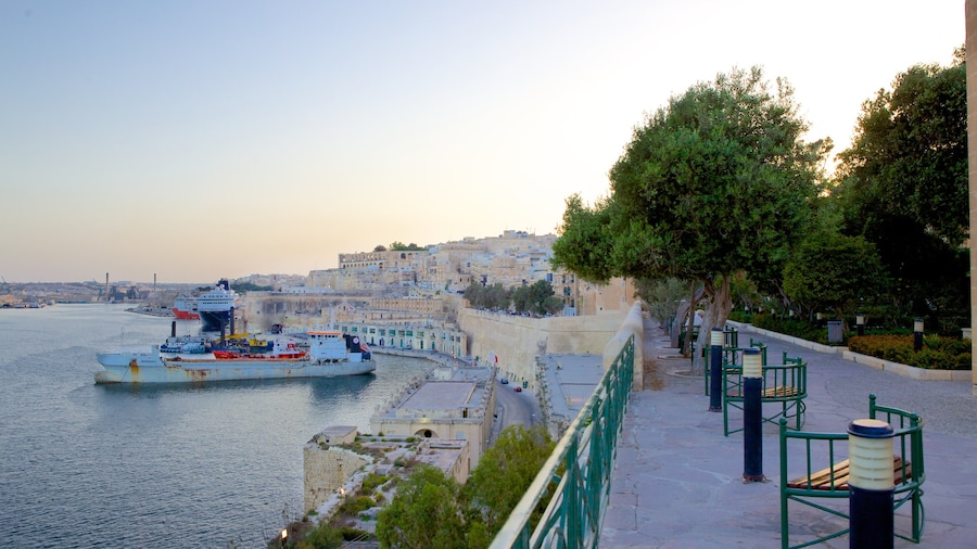 Grand Harbour showing a bay or harbour